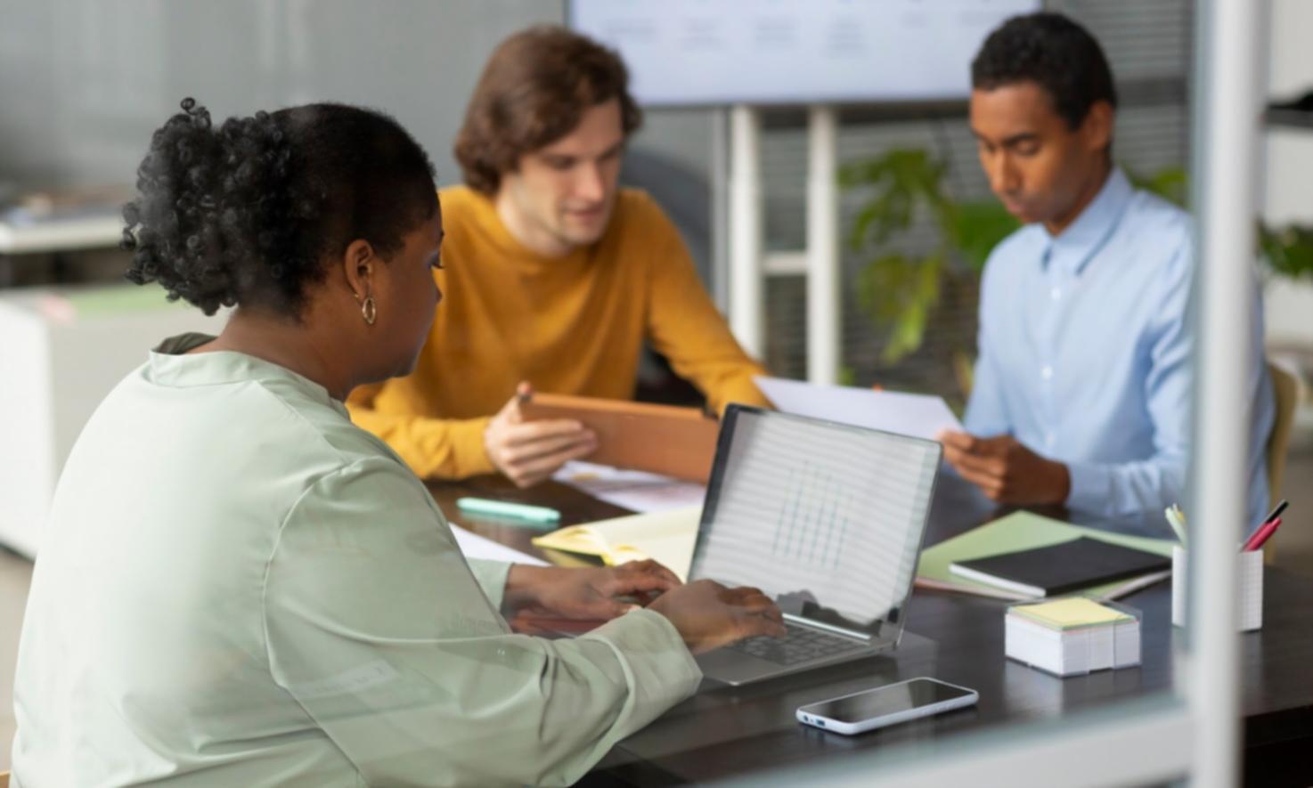 Sesión de formación empresarial con emprendedores españoles trabajando en estrategias financieras