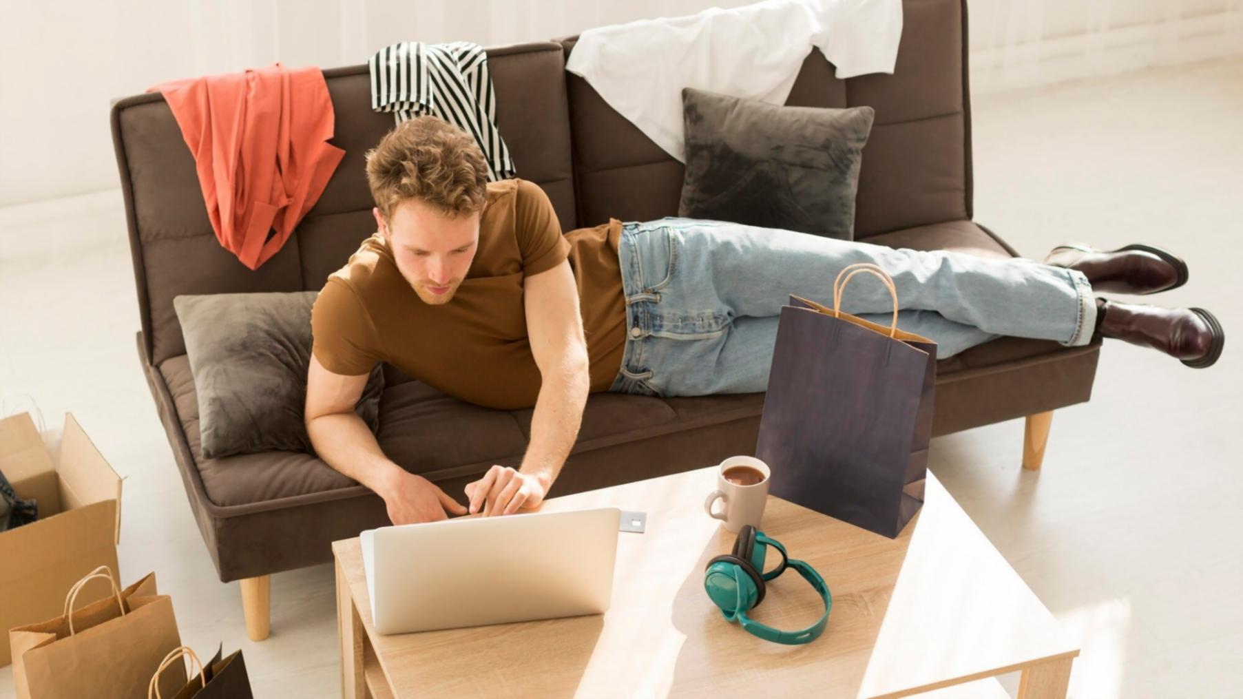 Profesionales trabajando en análisis financiero con documentos y herramientas digitales