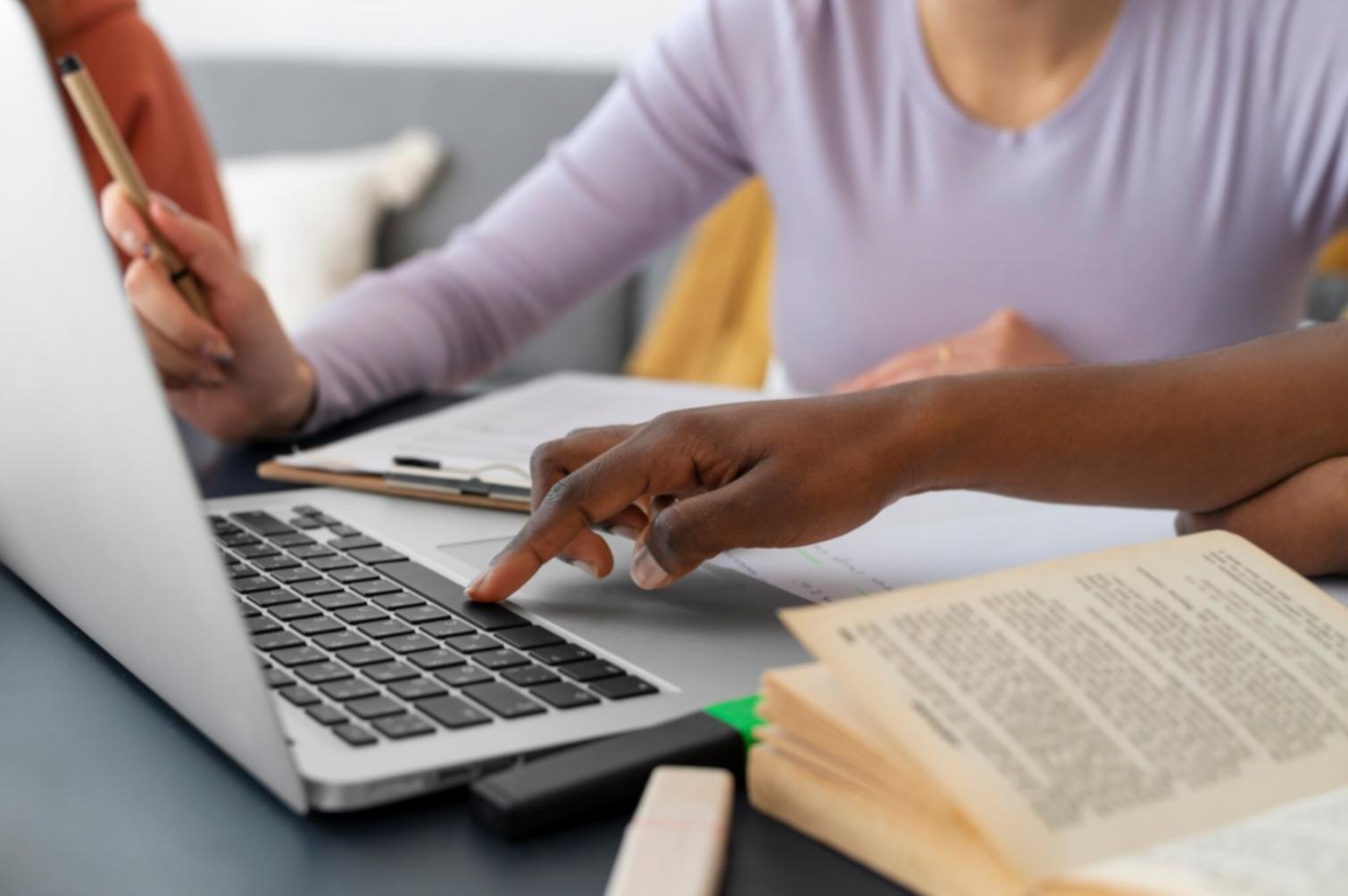 Espacio de trabajo con herramientas de análisis financiero y documentos estratégicos